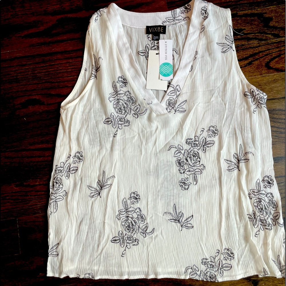 Light sleeveless vneck shirt